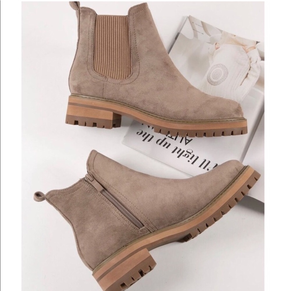 !! NEW !! Pull On Chelsea Boots in Taupe - Picture 5 of 7